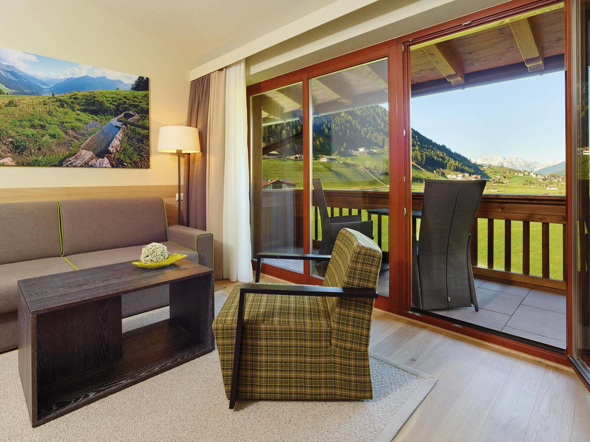 Alpeiner - Nature Resort Tirol Нойштіфт-ім-Штубайталь Екстер'єр фото